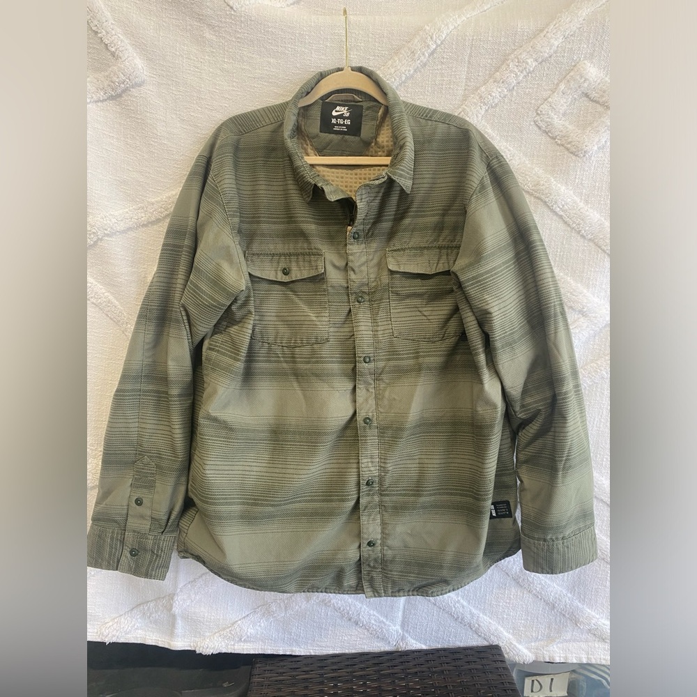 Nike SB Shirt Jacket Men XL Khaki Green Full Zip Faux Buttons Long Sleeve Skate